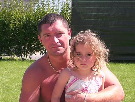 petite ilona cherie et son papa james.stp releve toi